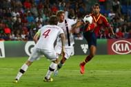Martin Montoya of Spain is challenged by Vegar Eggen Hedenstad and Stefan Strandberg (R-L) of Norway during the UEFA European U21 Championship Semi Final match between Spain and Norway at Netanya Stadium on June 15, 2013 in Netanya, Israel. (Getty Images)